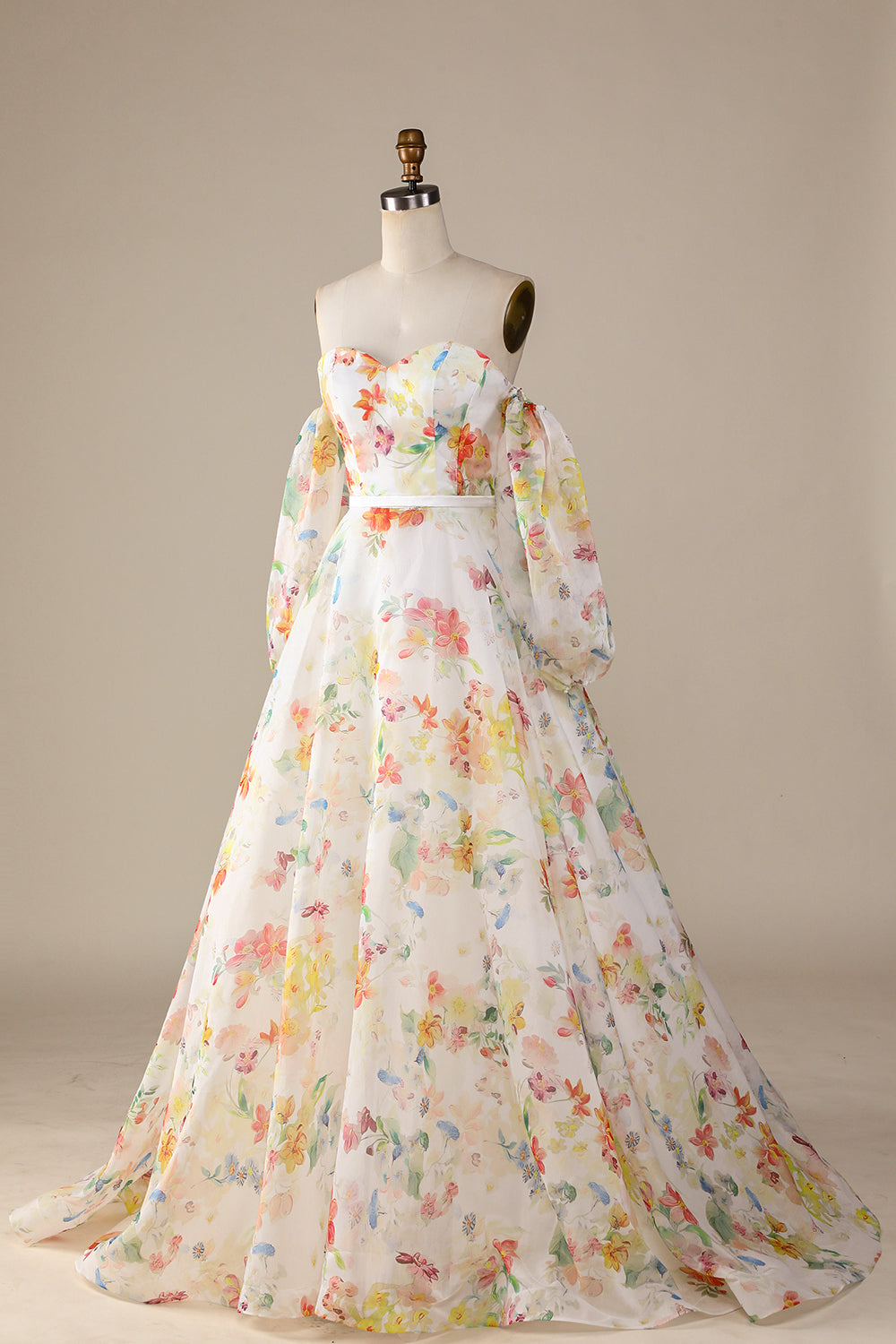 Robe de mariée A-line en ivoire avec motif floral, traîne balayage et manches