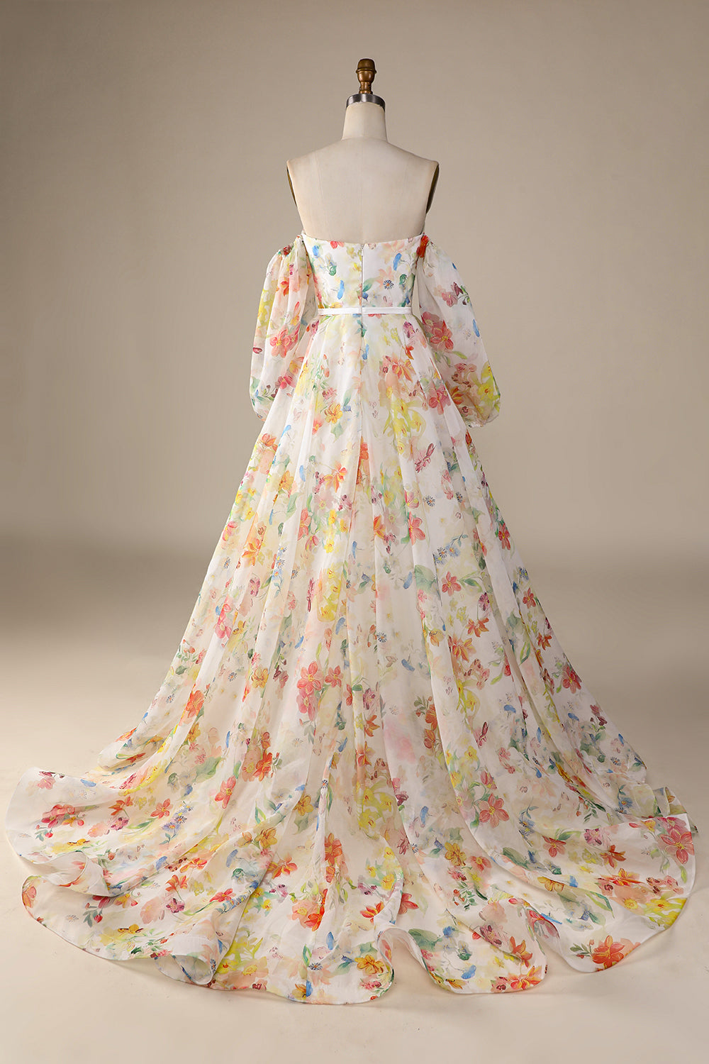 Robe de mariée A-line en ivoire avec motif floral, traîne balayage et manches