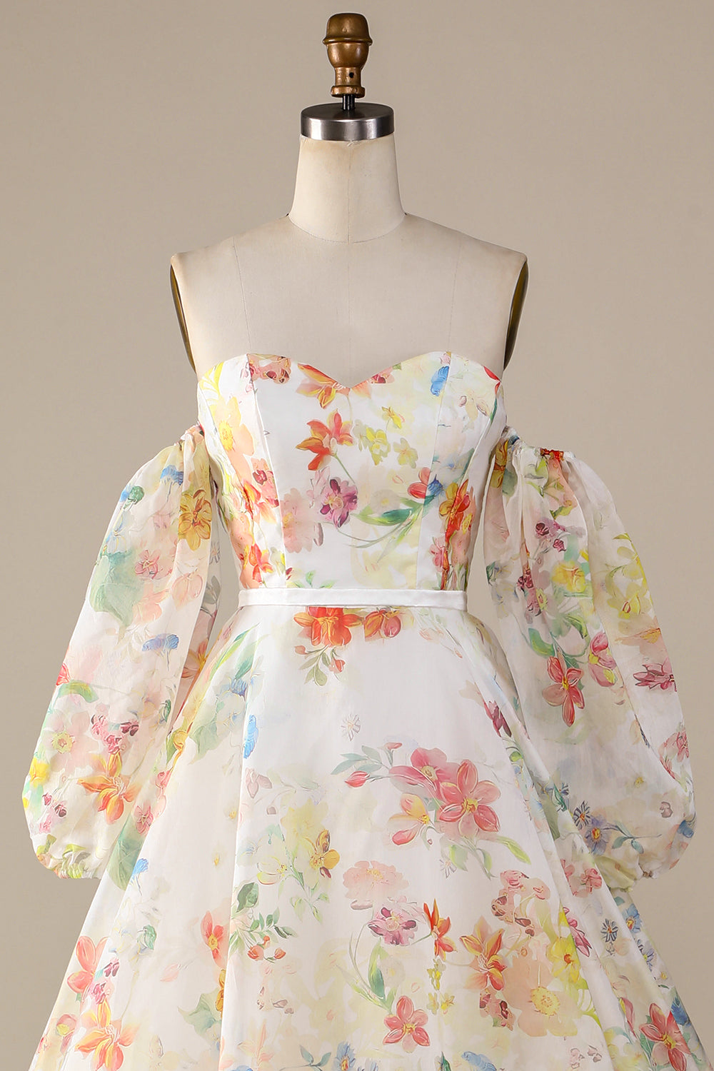 Robe de mariée A-line en ivoire avec motif floral, traîne balayage et manches
