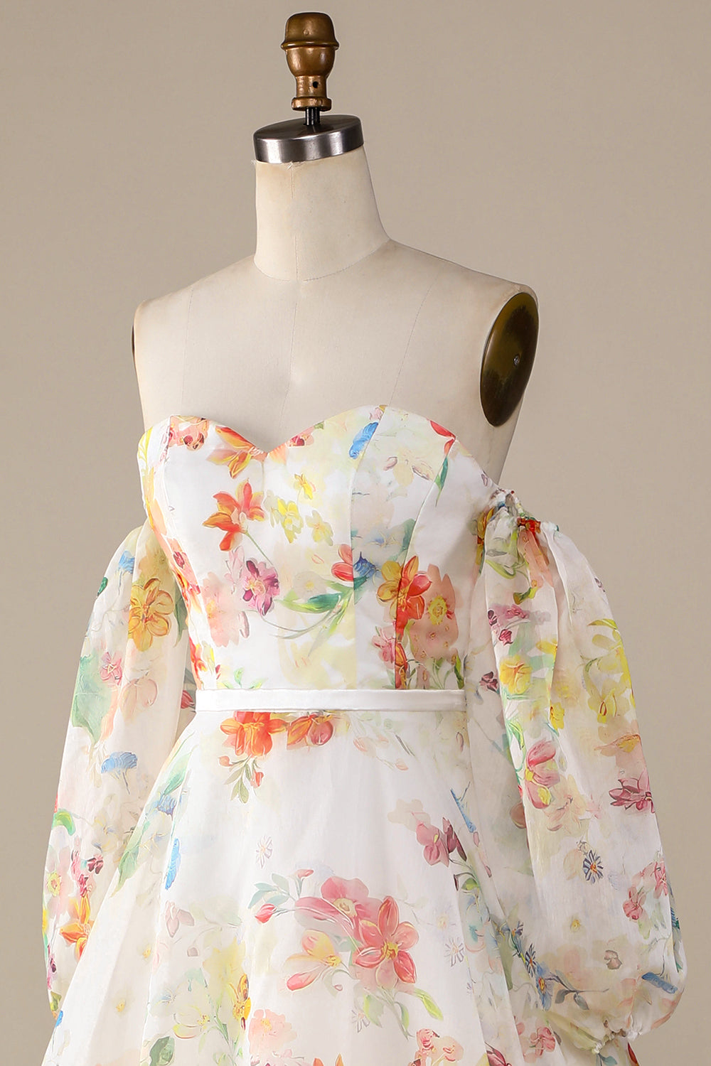 Robe de mariée A-line en ivoire avec motif floral, traîne balayage et manches