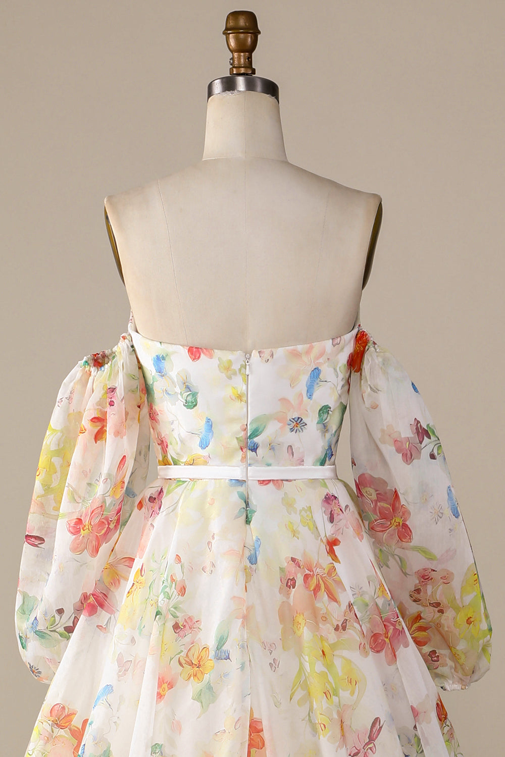 Robe de mariée A-line en ivoire avec motif floral, traîne balayage et manches