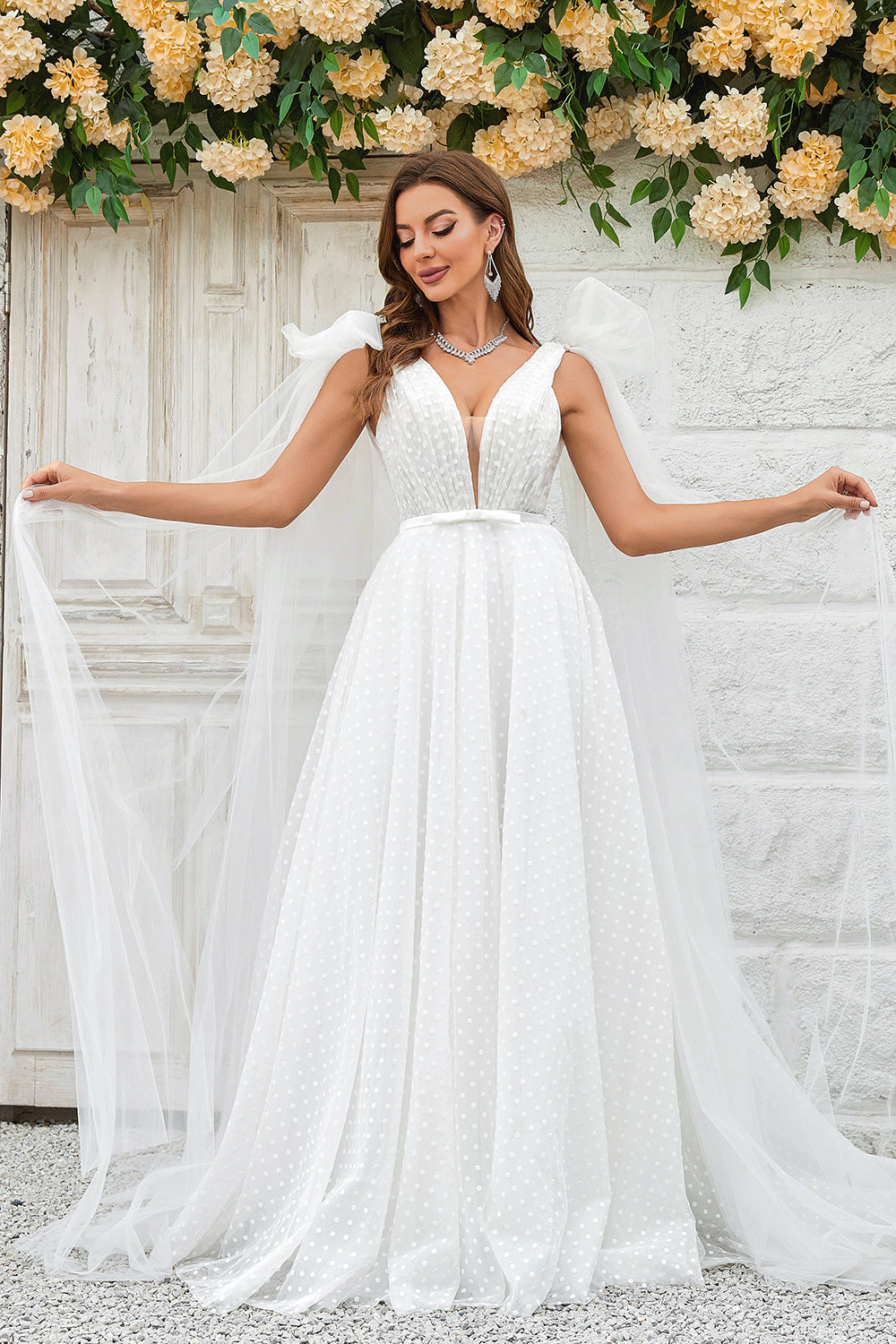 Robe de mariée en tulle ivoire avec traîne watteau amovible