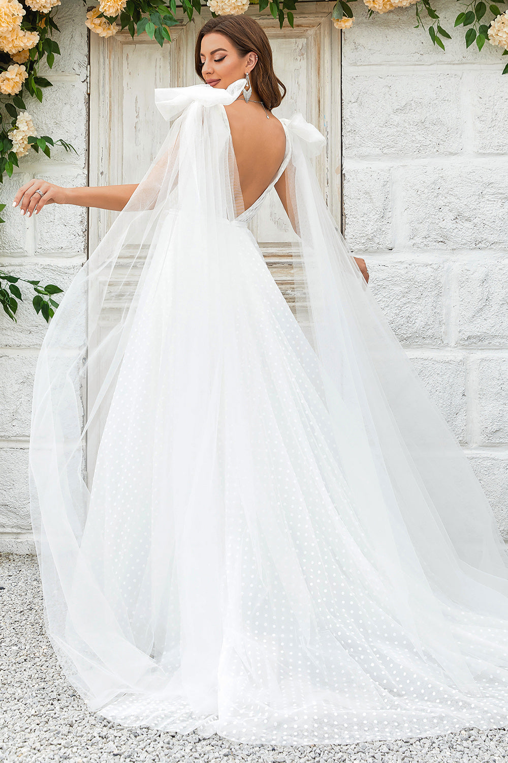 Robe de mariée en tulle ivoire avec traîne watteau amovible