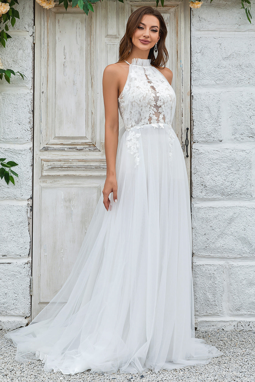 Robe de mariée ivoire en tulle à dos ouvert, avec traîne balais et dentelle