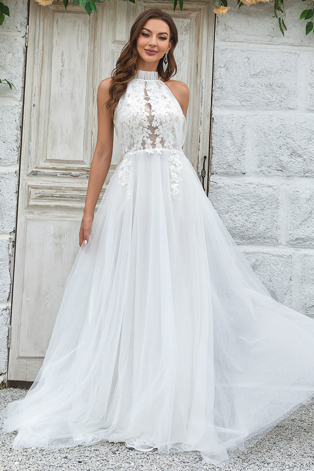 Robe de mariée ivoire en tulle à dos ouvert, avec traîne balais et dentelle