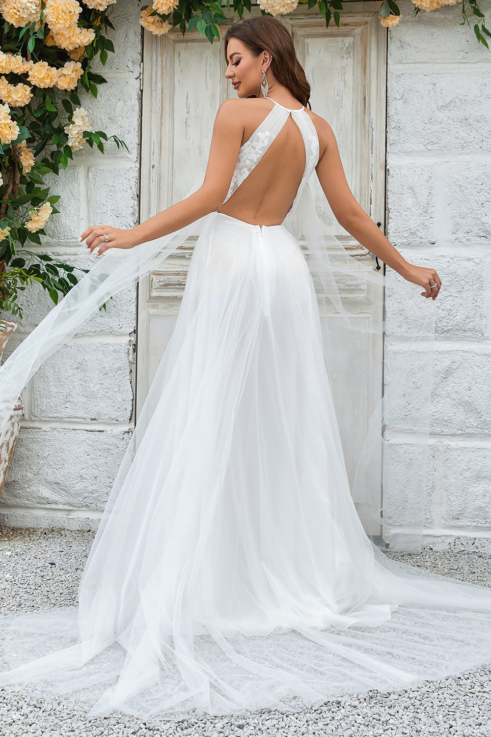 Robe de mariée ivoire en tulle à dos ouvert, avec traîne balais et dentelle