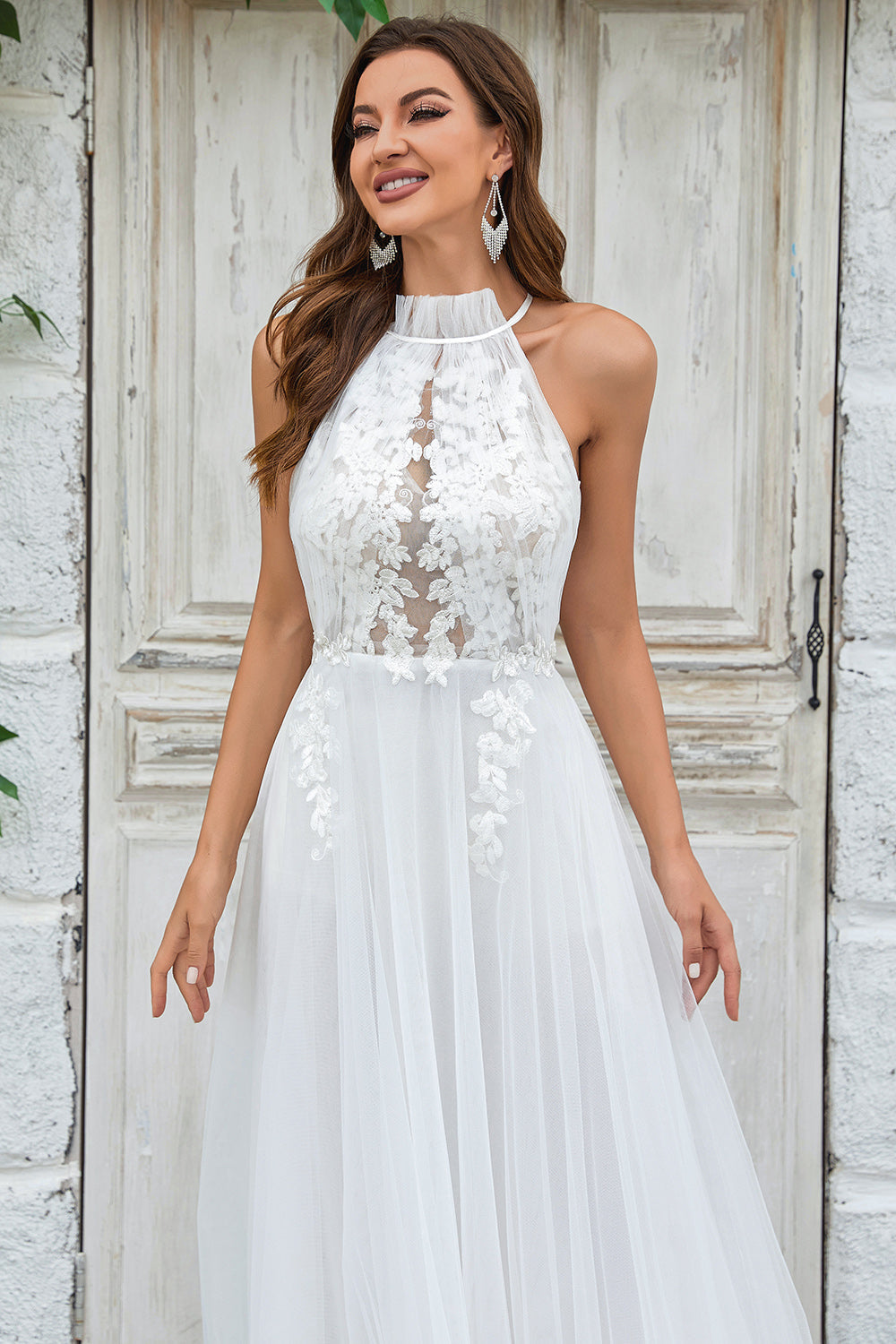 Robe de mariée ivoire en tulle à dos ouvert, avec traîne balais et dentelle