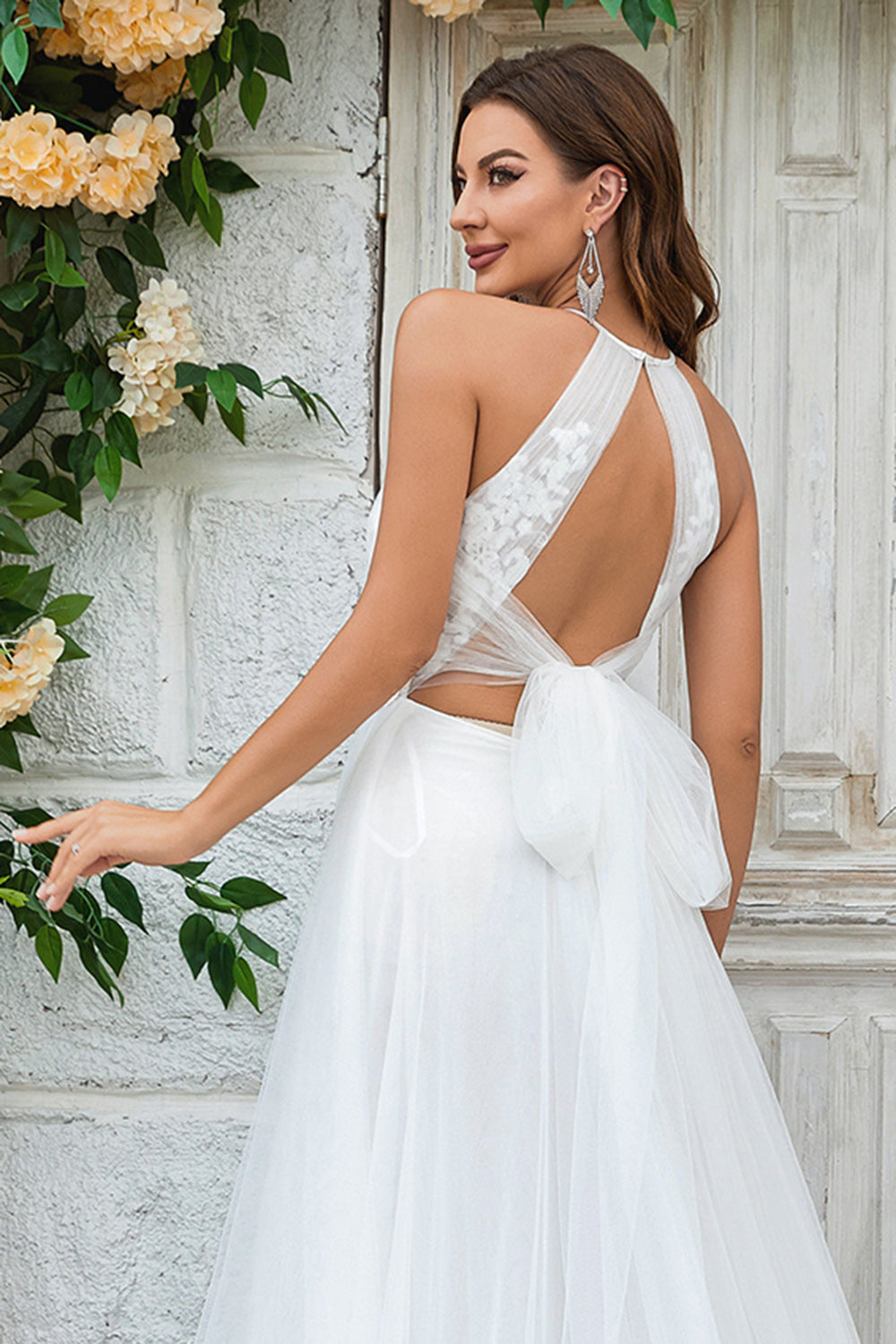 Robe de mariée ivoire en tulle à dos ouvert, avec traîne balais et dentelle