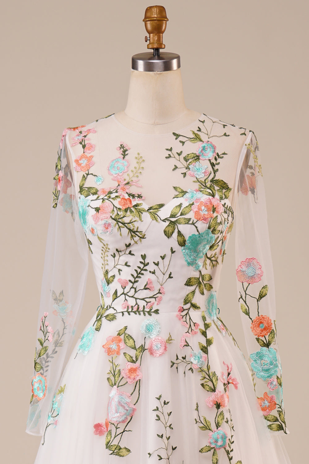 Robe de mariée longue ivoire en tulle à manches longues brodée