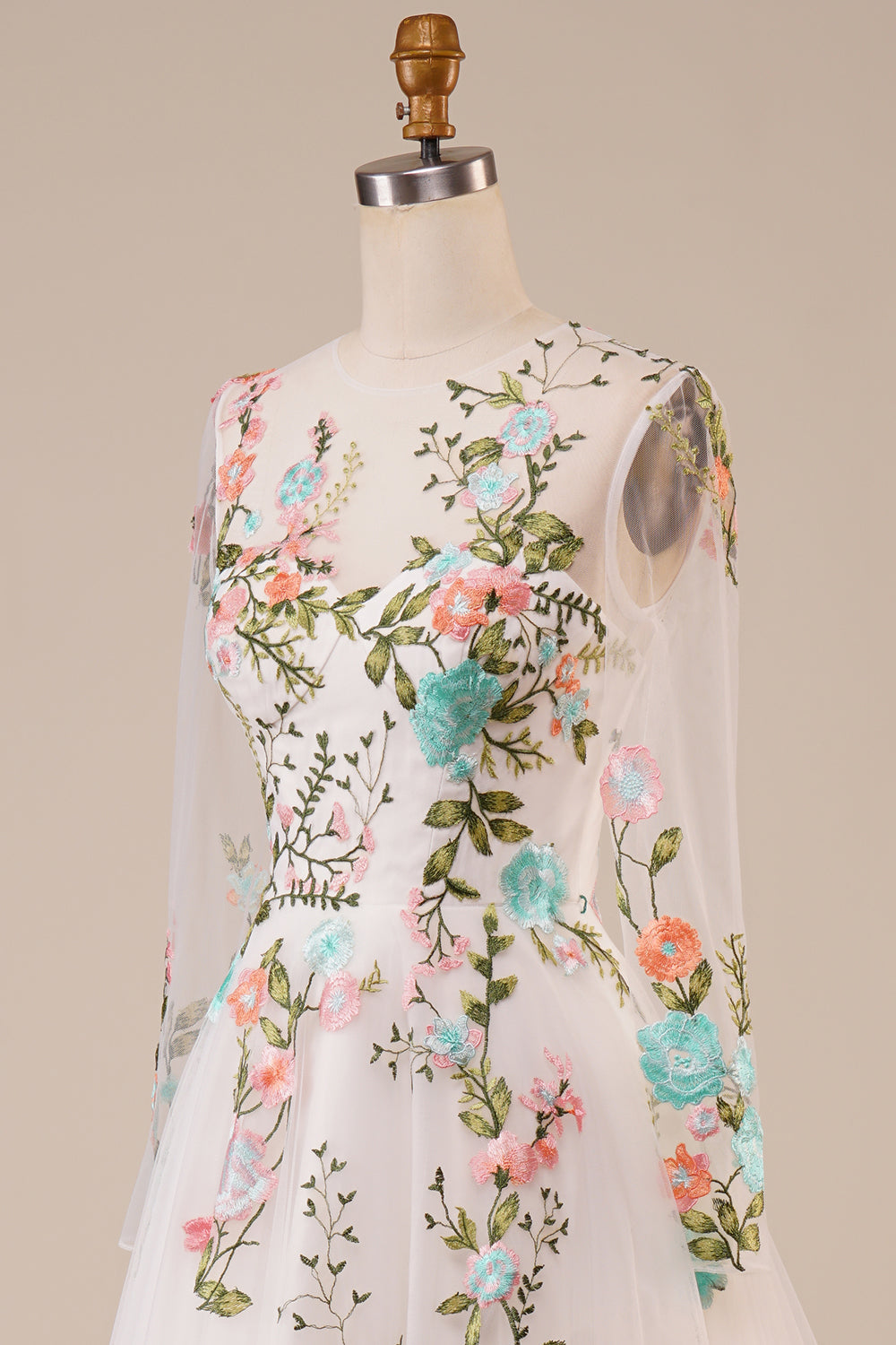 Robe de mariée longue ivoire en tulle à manches longues brodée