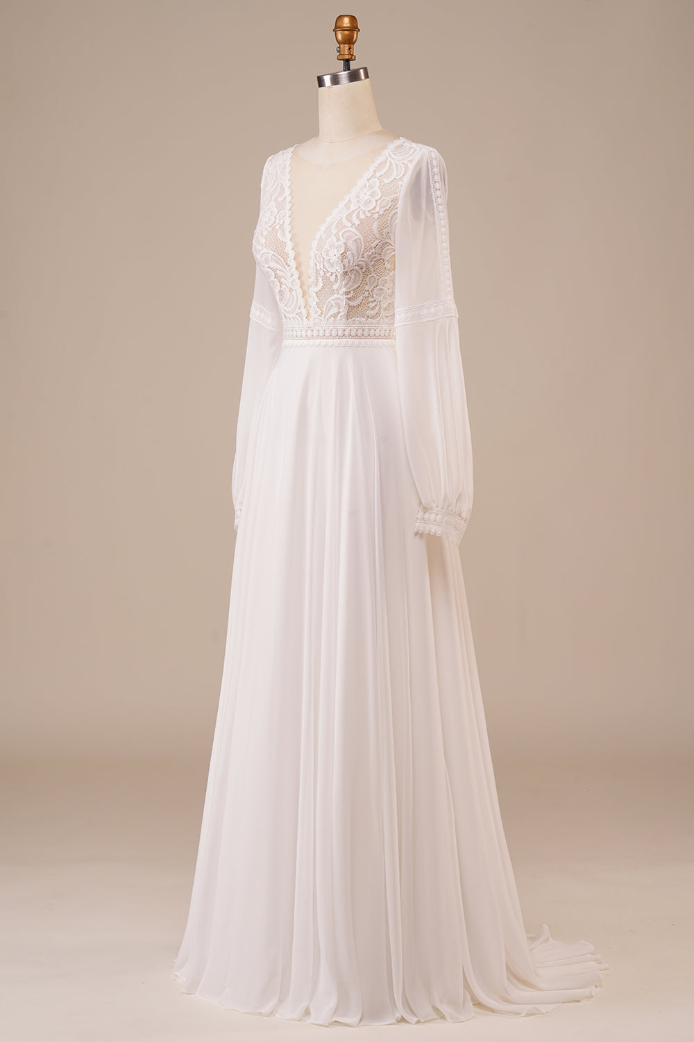 Robe de mariée ivoire à manches longues et dentelle