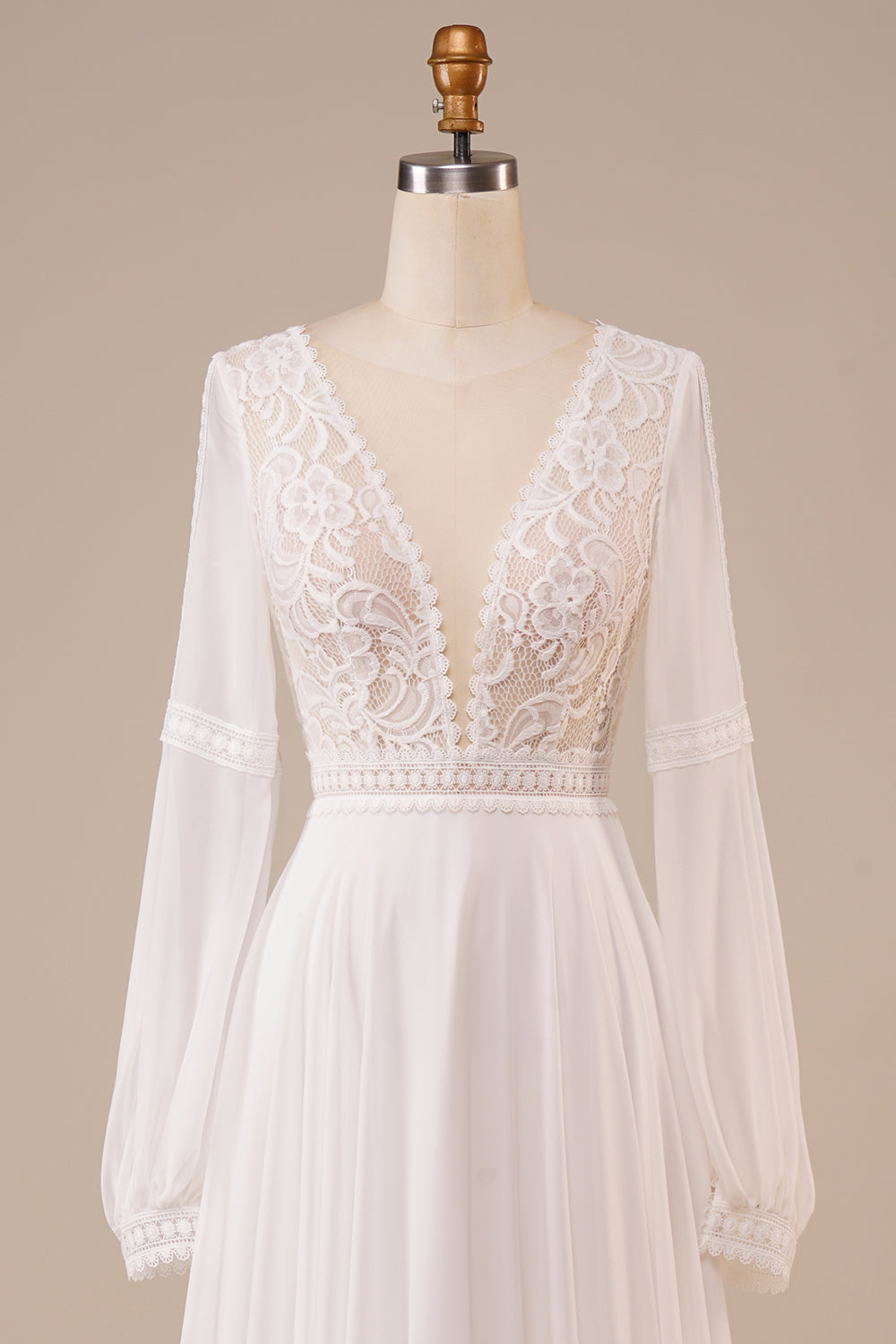 Robe de mariée ivoire à manches longues et dentelle