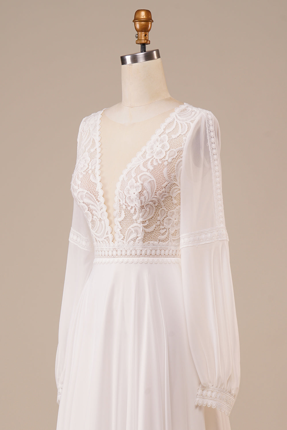 Robe de mariée ivoire à manches longues et dentelle