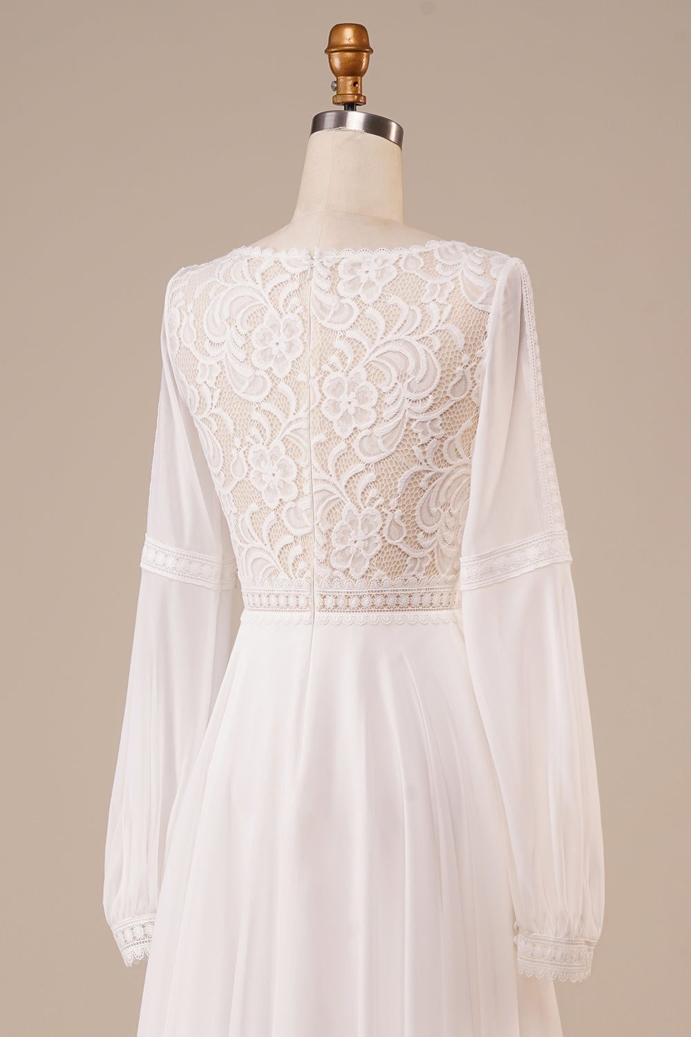 Robe de mariée ivoire à manches longues et dentelle