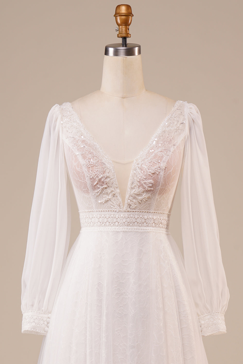 Robe de mariée ivoire évasée en tulle orné de perles avec manches