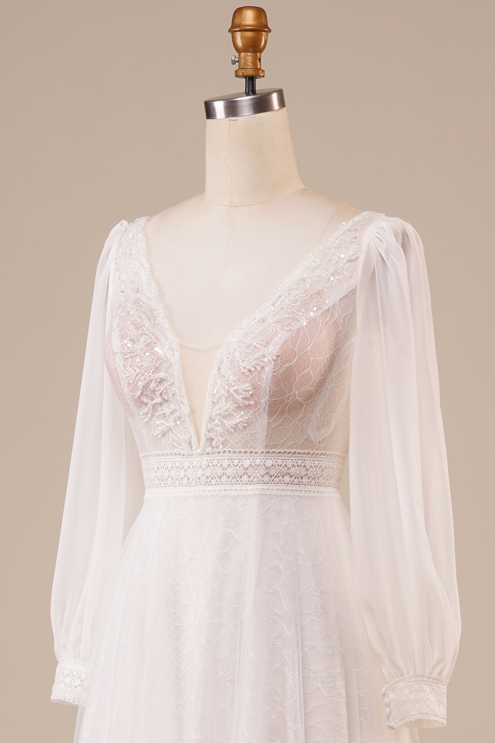 Robe de mariée ivoire évasée en tulle orné de perles avec manches