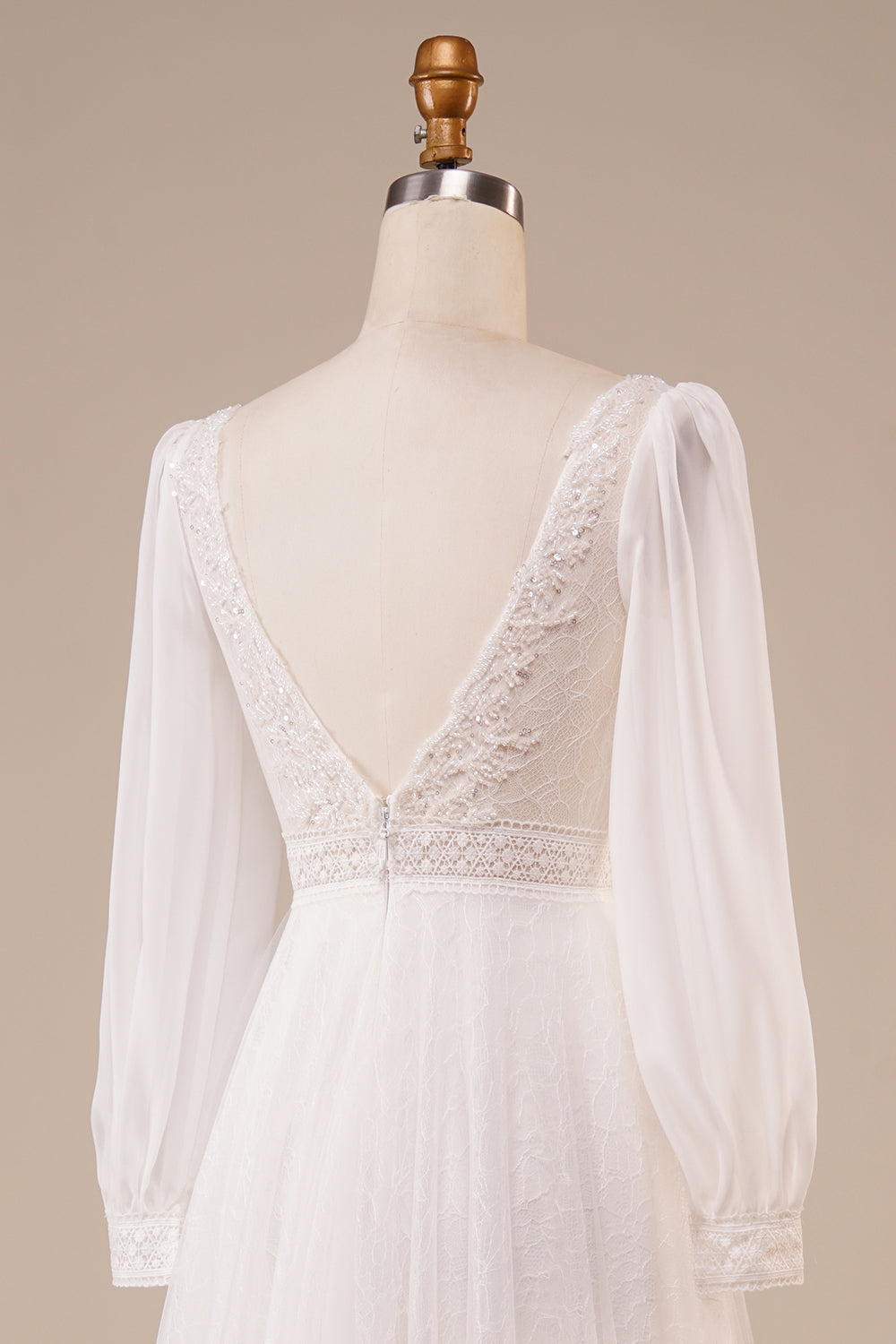 Robe de mariée ivoire évasée en tulle orné de perles avec manches