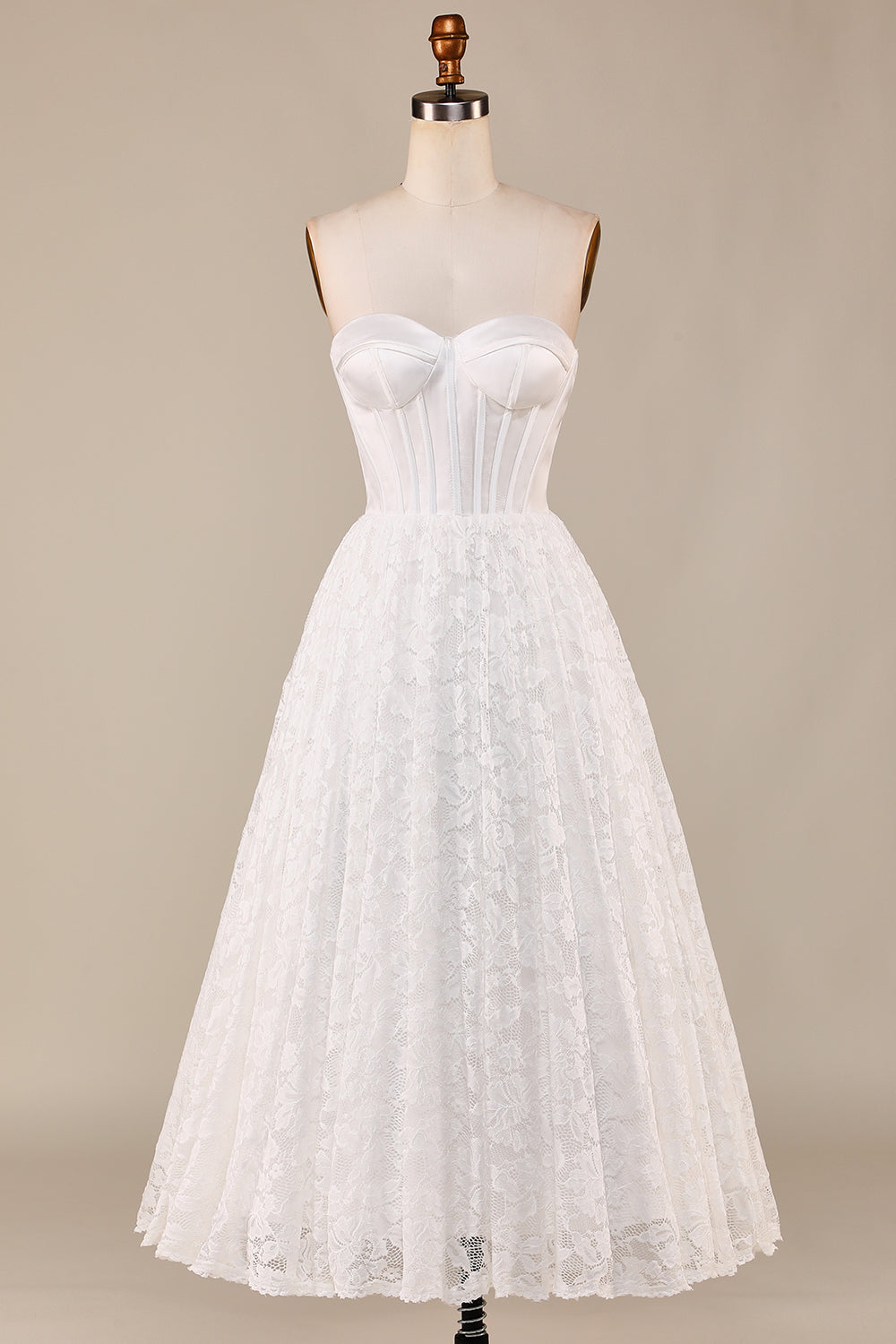 Vestido de novia color marfil con corsé de encaje hasta el tobillo