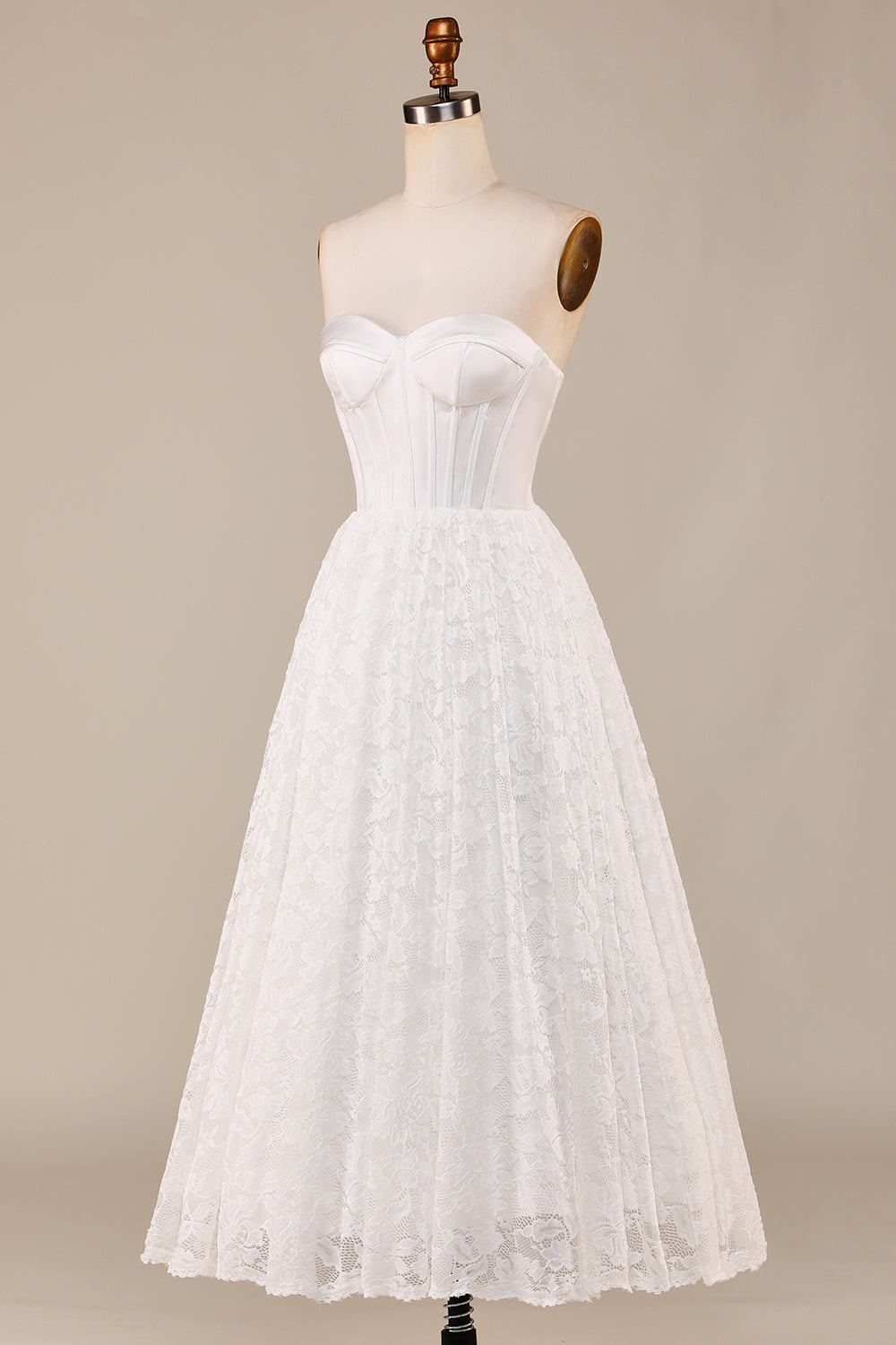 Vestido de novia color marfil con corsé de encaje hasta el tobillo