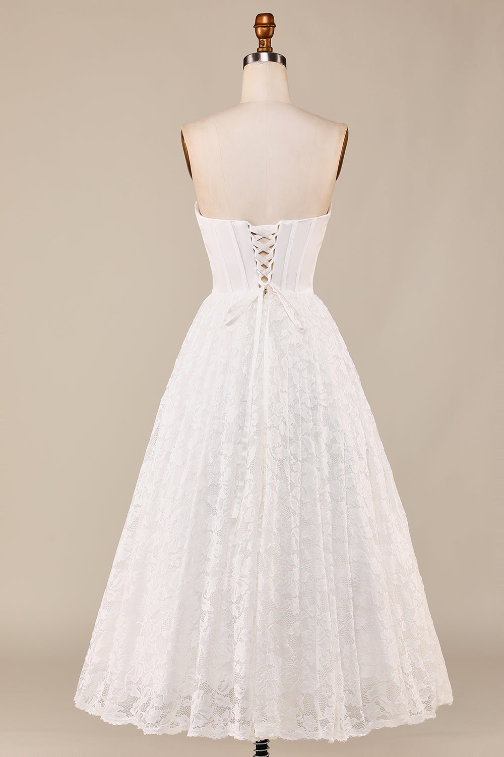 Vestido de novia color marfil con corsé de encaje hasta el tobillo