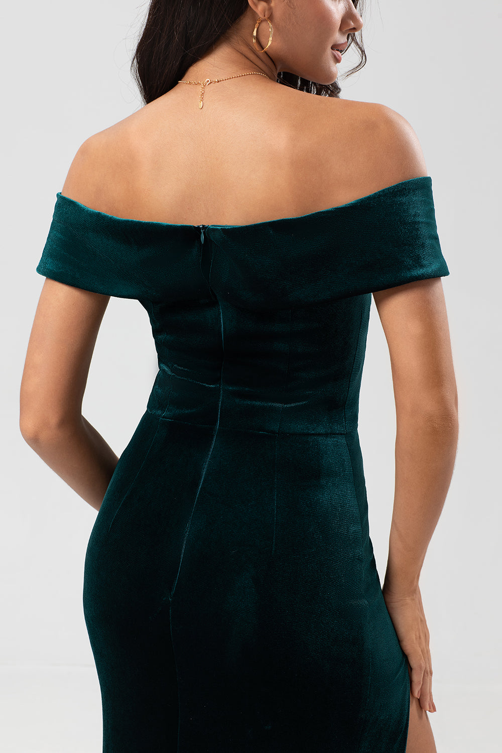 Robe de demoiselle d'honneur en velours vert paon "Epitome of Romance" avec épaules dénudées et silhouette sirène