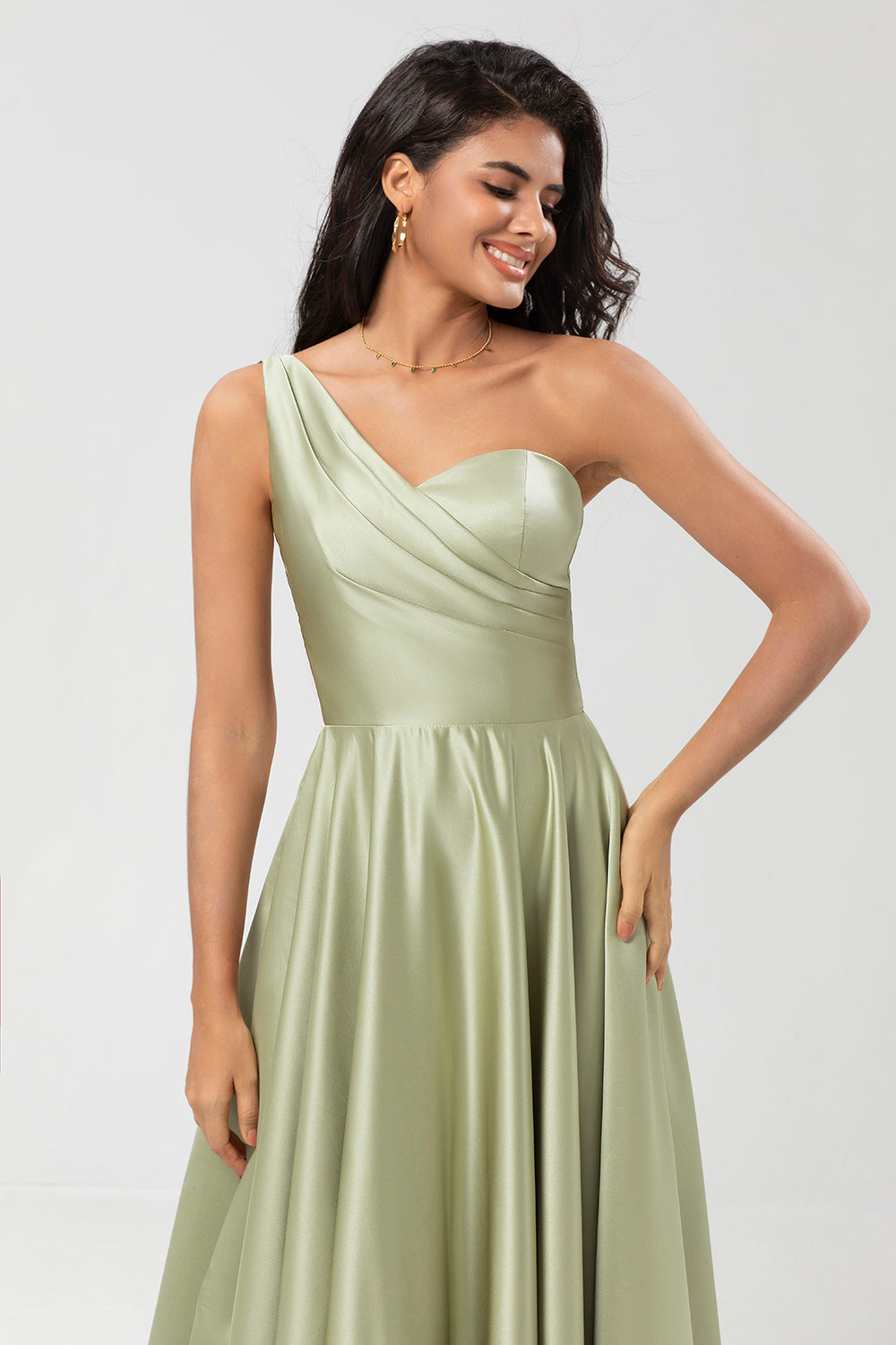 Robe de demoiselle d'honneur verte en satin à une épaule avec poches