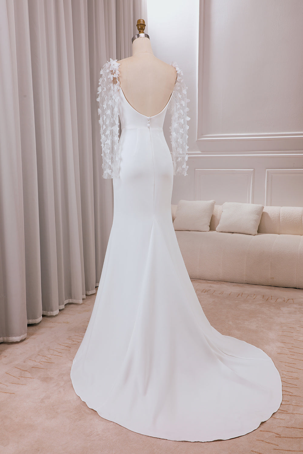 Robe de mariée sirène ivoire à manches longues avec traîne balayage et appliques 3D