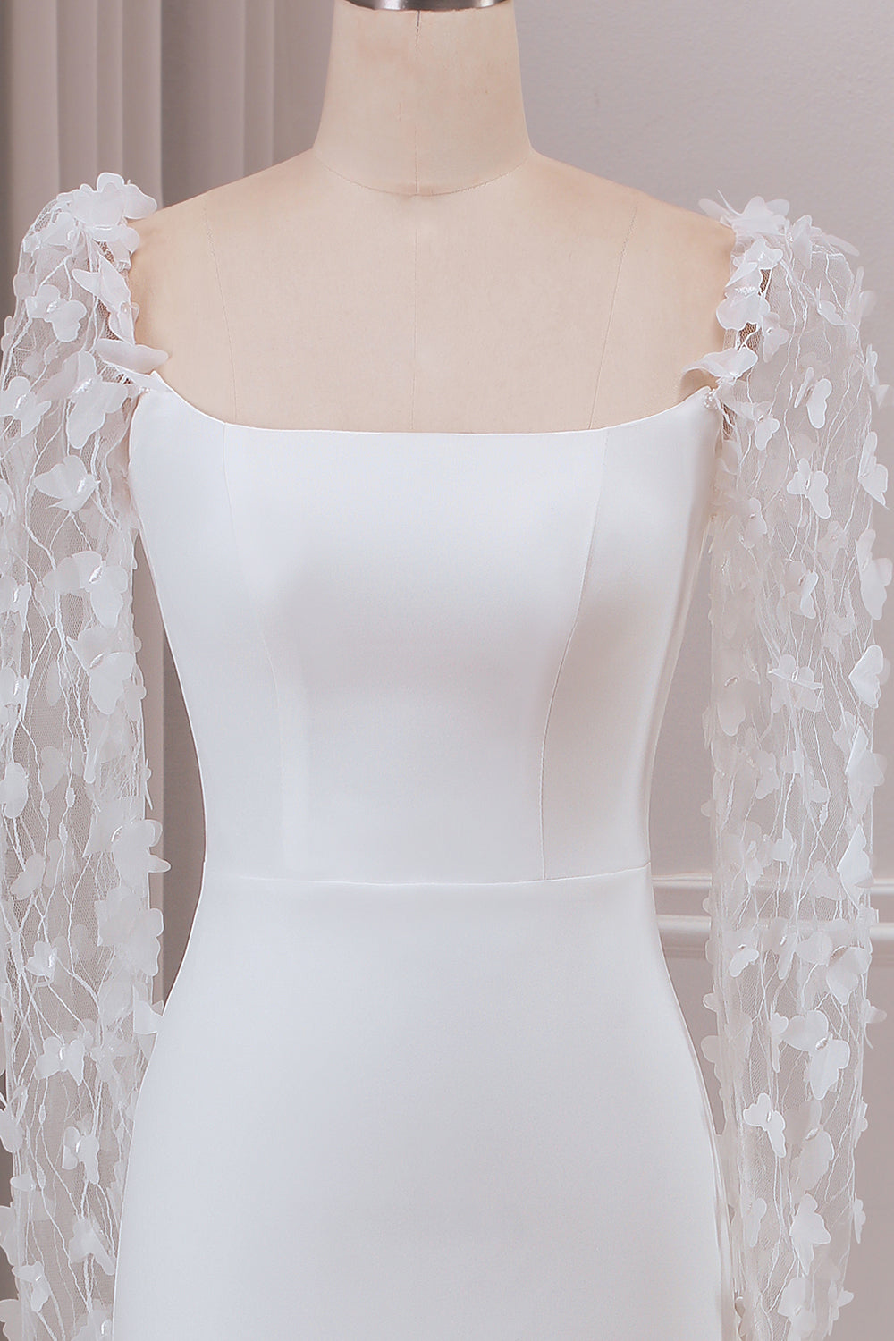 Robe de mariée sirène ivoire à manches longues avec traîne balayage et appliques 3D