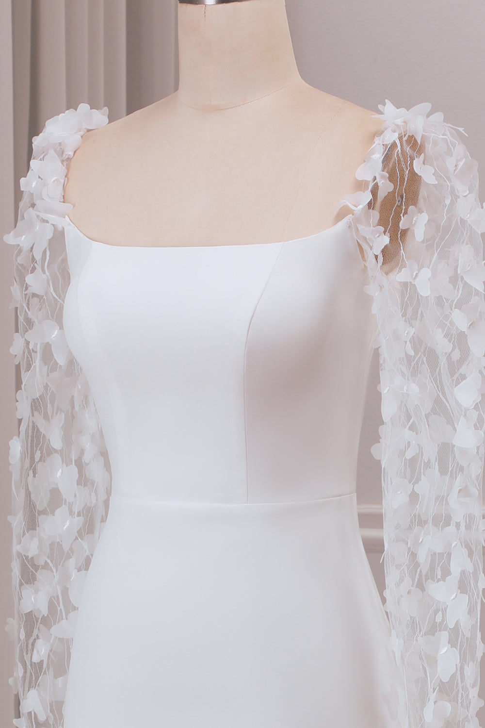 Robe de mariée sirène ivoire à manches longues avec traîne balayage et appliques 3D