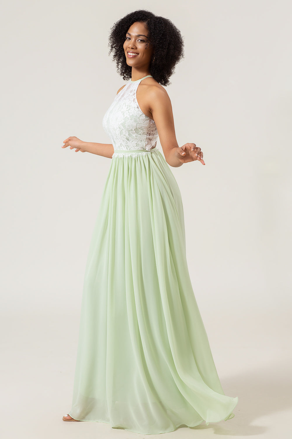 Robe longue de demoiselle d'honneur trapèze en dentelle et mousseline couleur sauge poussiéreuse à col montant