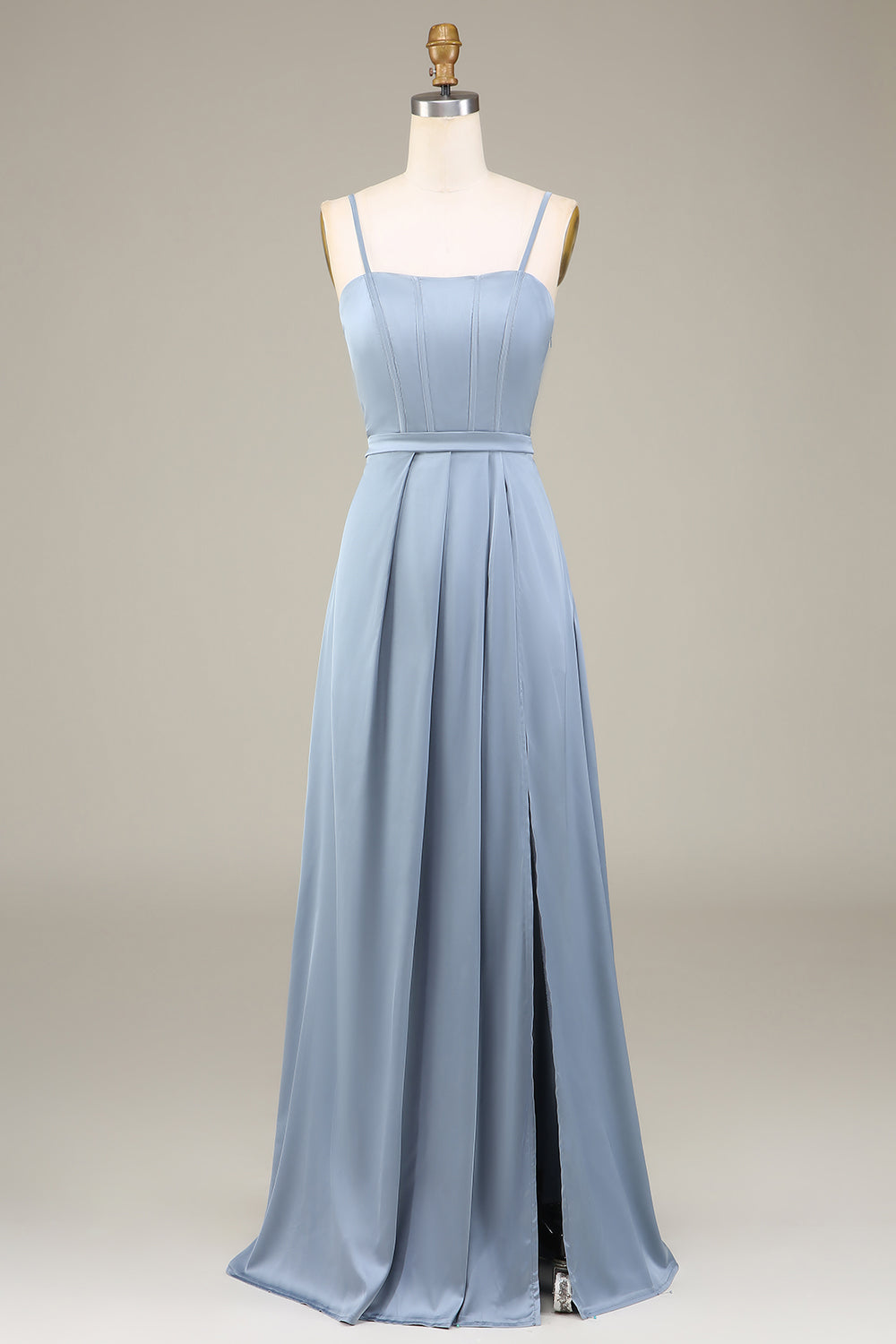 Robe longue de demoiselle d'honneur en satin bleu poudré coupe trapèze à fines bretelles
