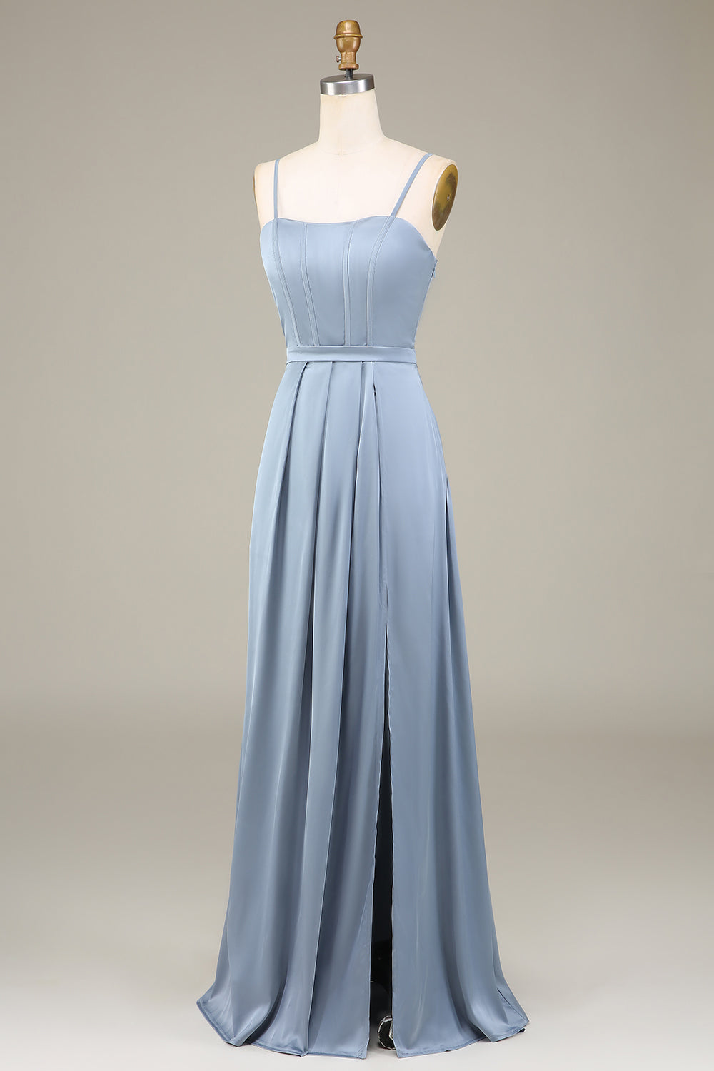 Robe longue de demoiselle d'honneur en satin bleu poudré coupe trapèze à fines bretelles