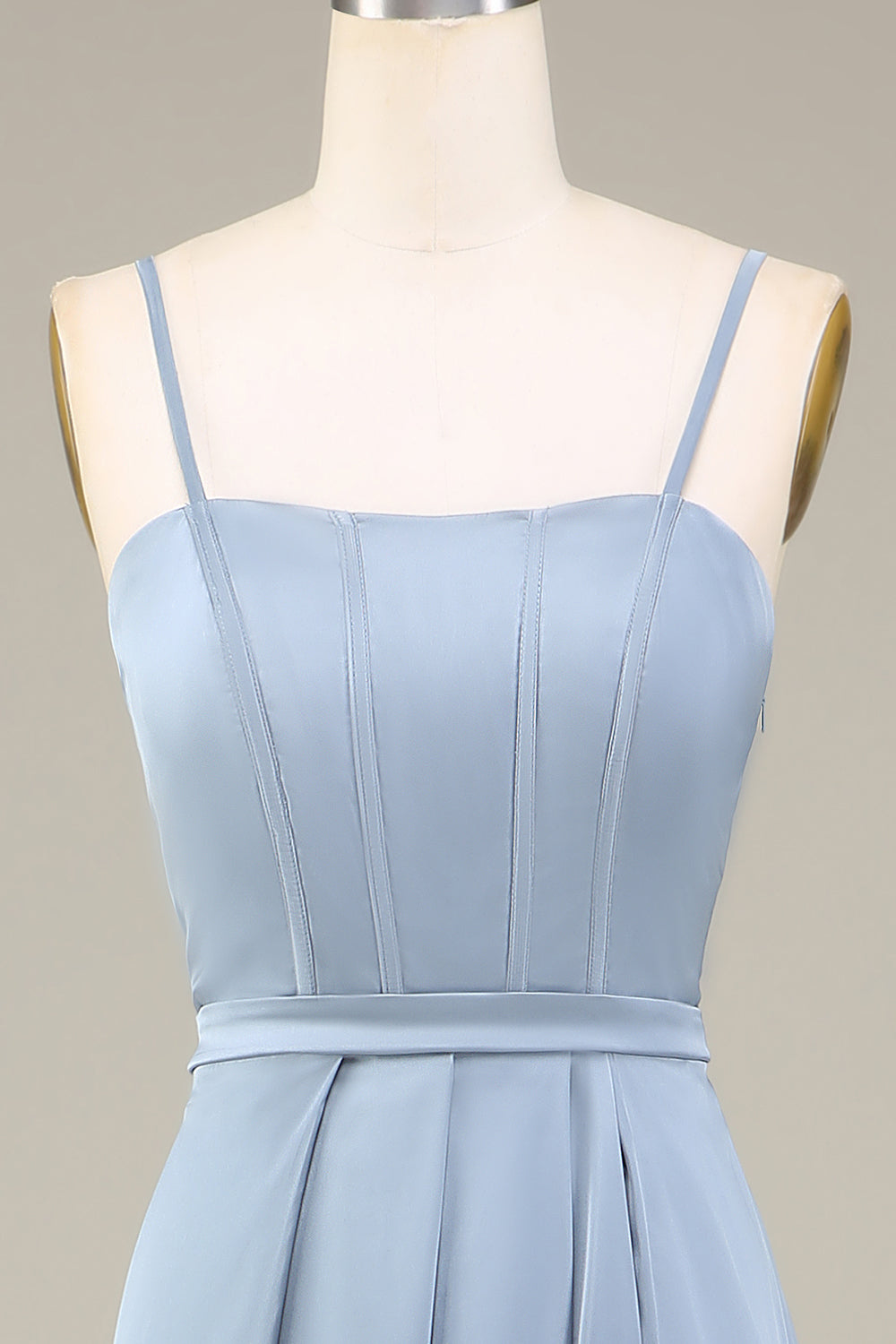 Robe longue de demoiselle d'honneur en satin bleu poudré coupe trapèze à fines bretelles