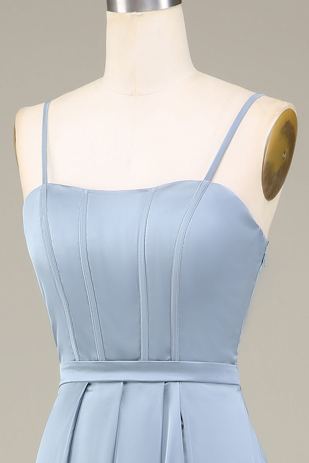 Robe longue de demoiselle d'honneur en satin bleu poudré coupe trapèze à fines bretelles