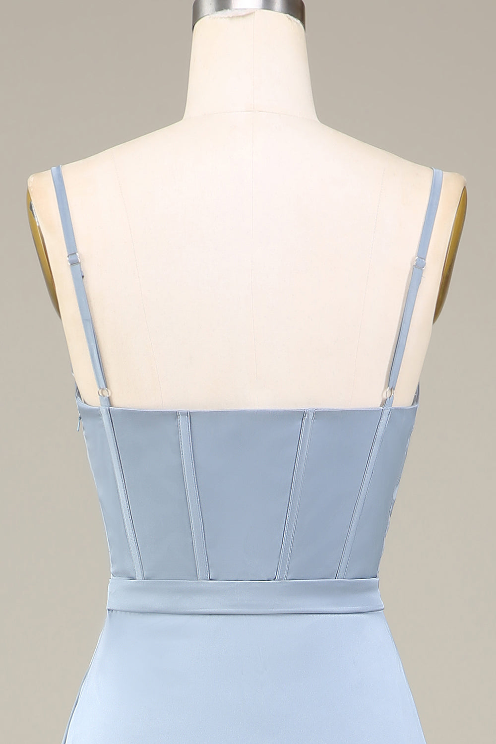 Robe longue de demoiselle d'honneur en satin bleu poudré coupe trapèze à fines bretelles