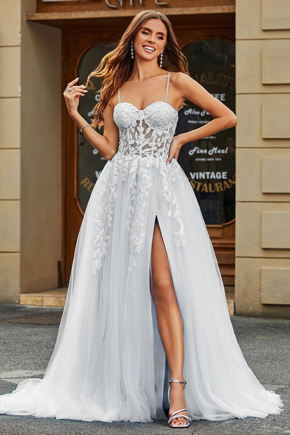 Robe de mariée longue en tulle et dentelle ivoire à bretelles spaghetti et corset ligne A