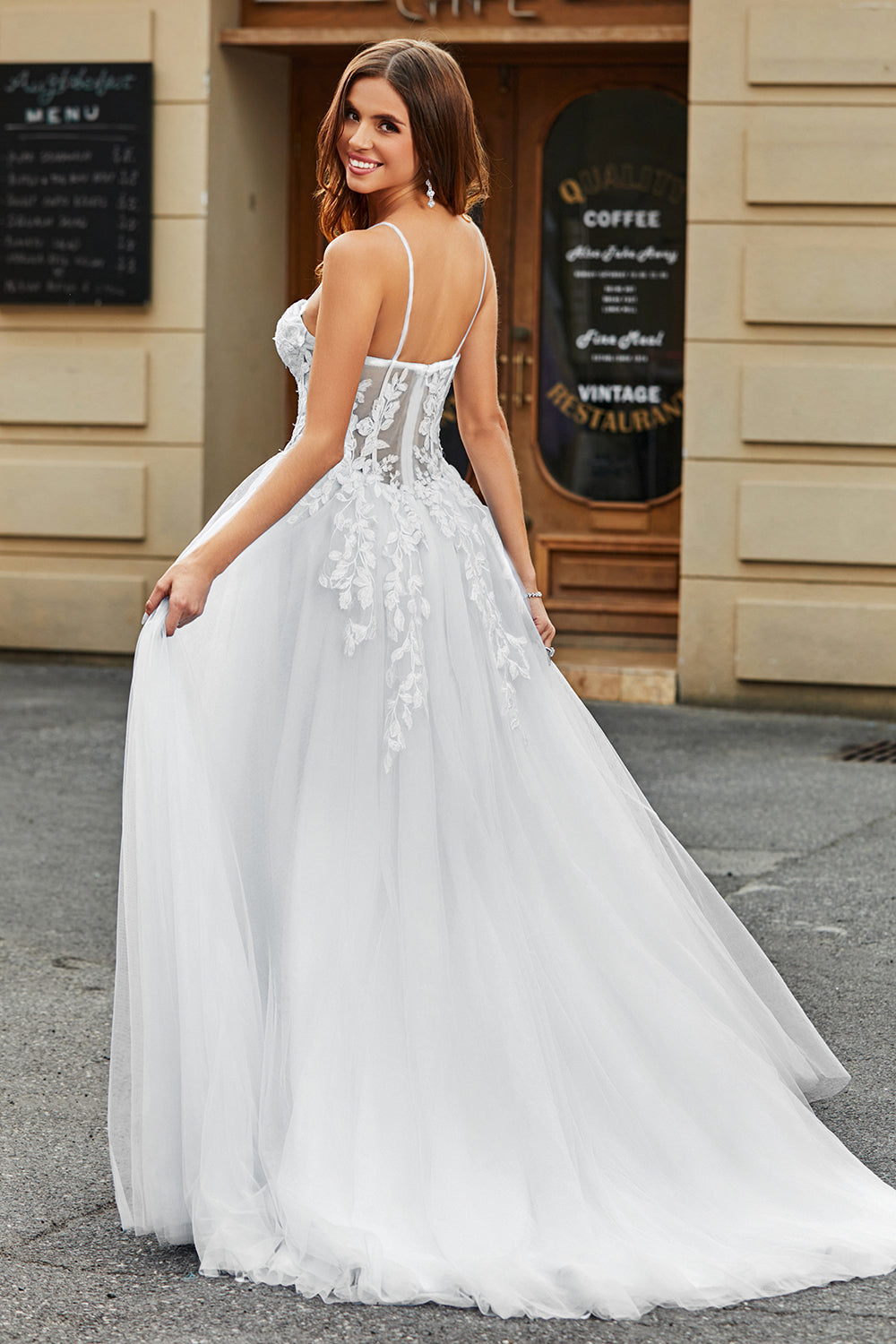 Robe de mariée longue en tulle et dentelle ivoire à bretelles spaghetti et corset ligne A