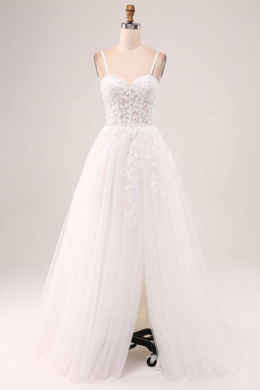 Robe de mariée longue en tulle et dentelle ivoire à bretelles spaghetti et corset ligne A