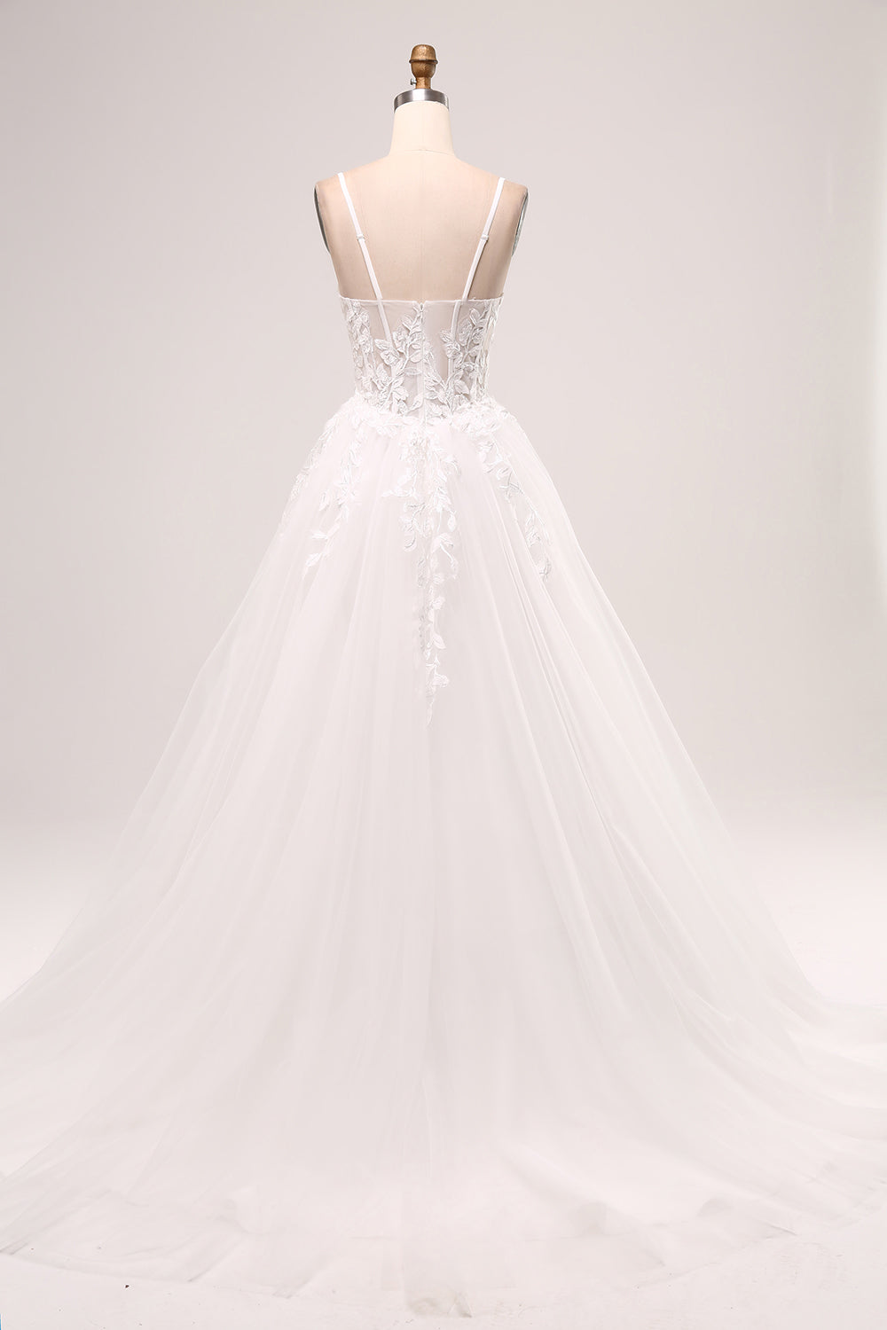 Robe de mariée longue en tulle et dentelle ivoire à bretelles spaghetti et corset ligne A