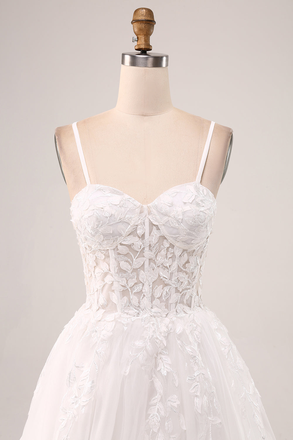 Robe de mariée longue en tulle et dentelle ivoire à bretelles spaghetti et corset ligne A