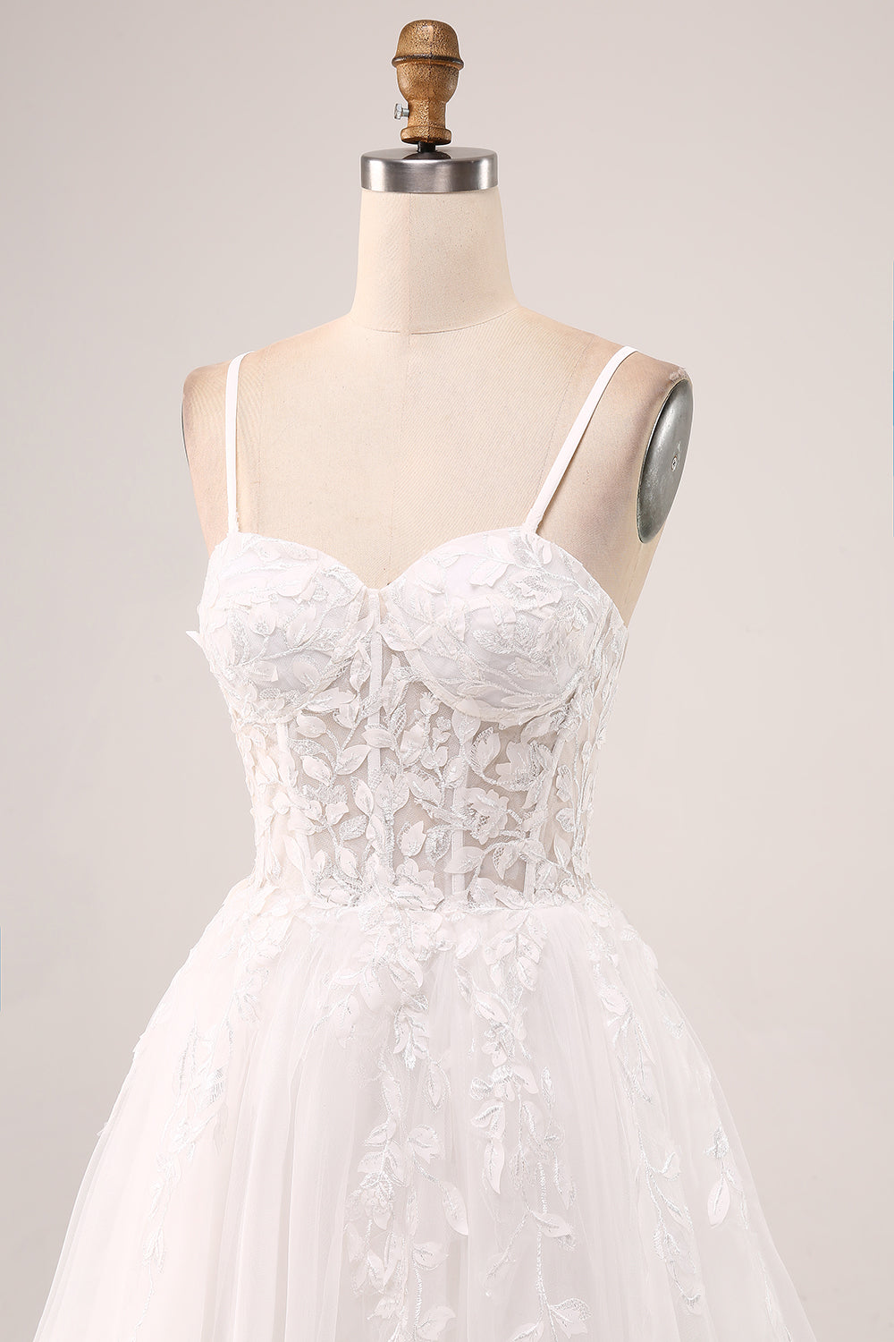 Robe de mariée longue en tulle et dentelle ivoire à bretelles spaghetti et corset ligne A