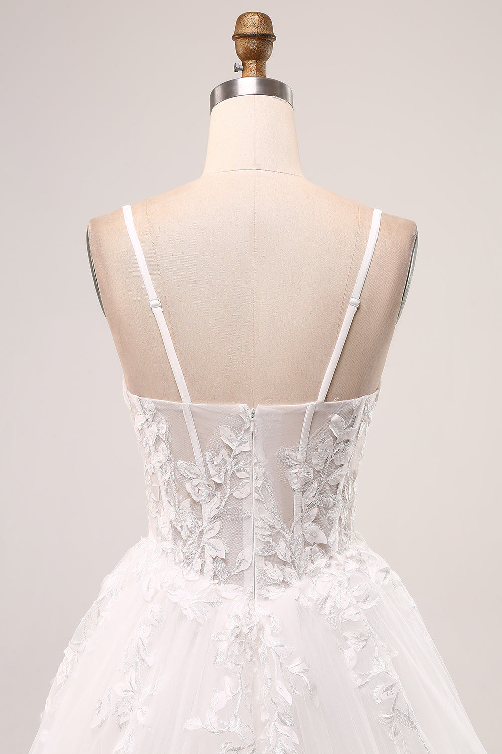 Robe de mariée longue en tulle et dentelle ivoire à bretelles spaghetti et corset ligne A