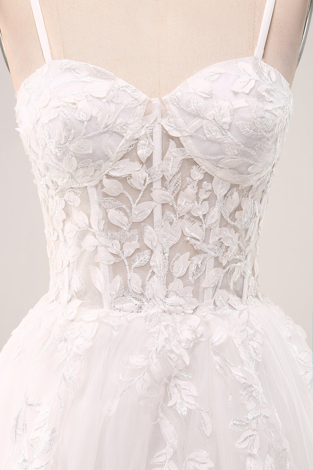 Robe de mariée longue en tulle et dentelle ivoire à bretelles spaghetti et corset ligne A