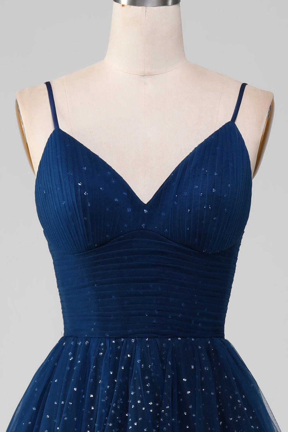 Robe de bal marine en tulle plissé avec perles, col en V et manches longues