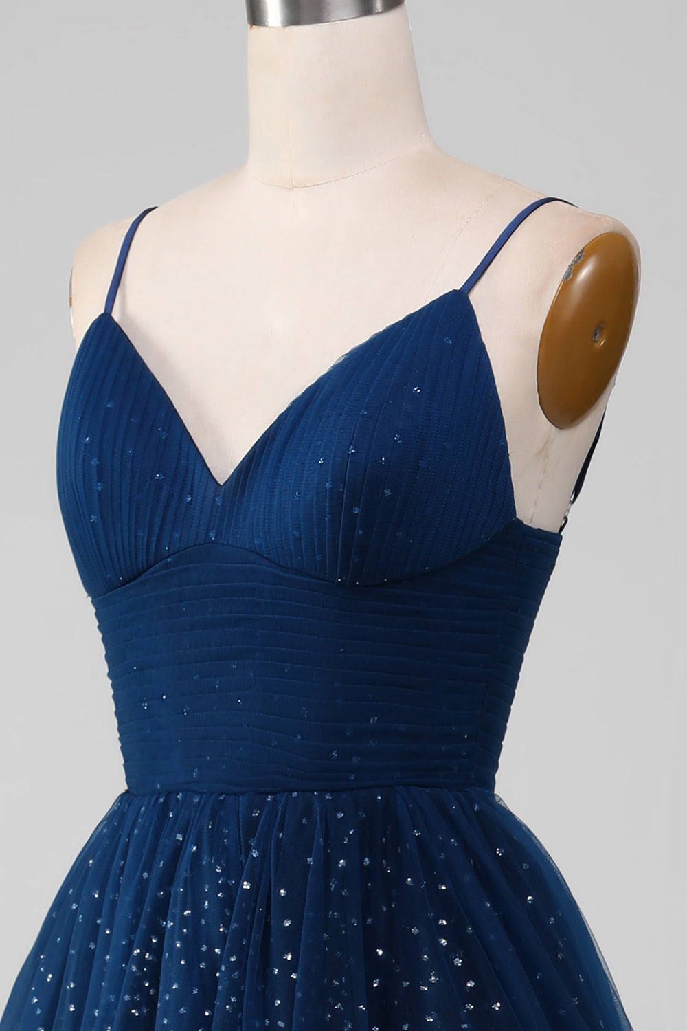 Robe de bal marine en tulle plissé avec perles, col en V et manches longues