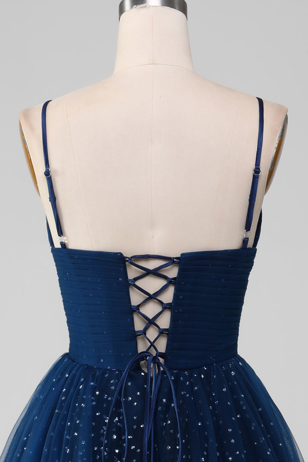 Robe de bal marine en tulle plissé avec perles, col en V et manches longues