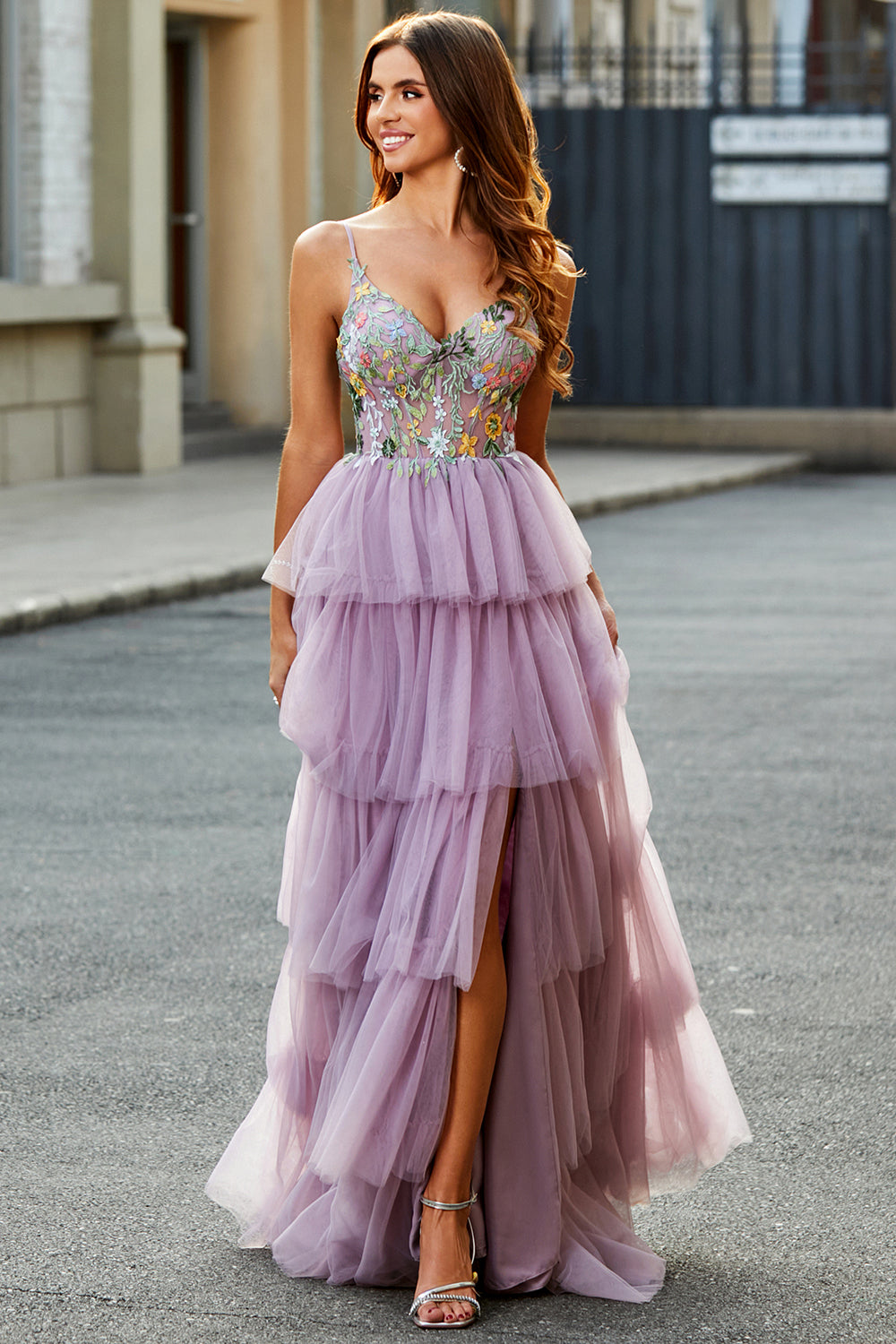 Robe de bal longue mauve à corsage et jupe étagée en tulle ligne A avec appliqués
