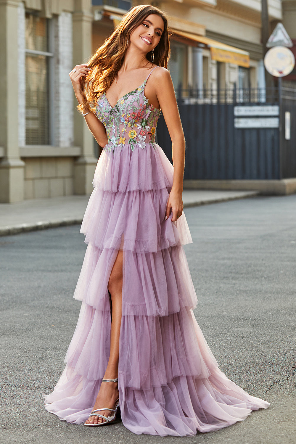 Robe de bal longue mauve à corsage et jupe étagée en tulle ligne A avec appliqués