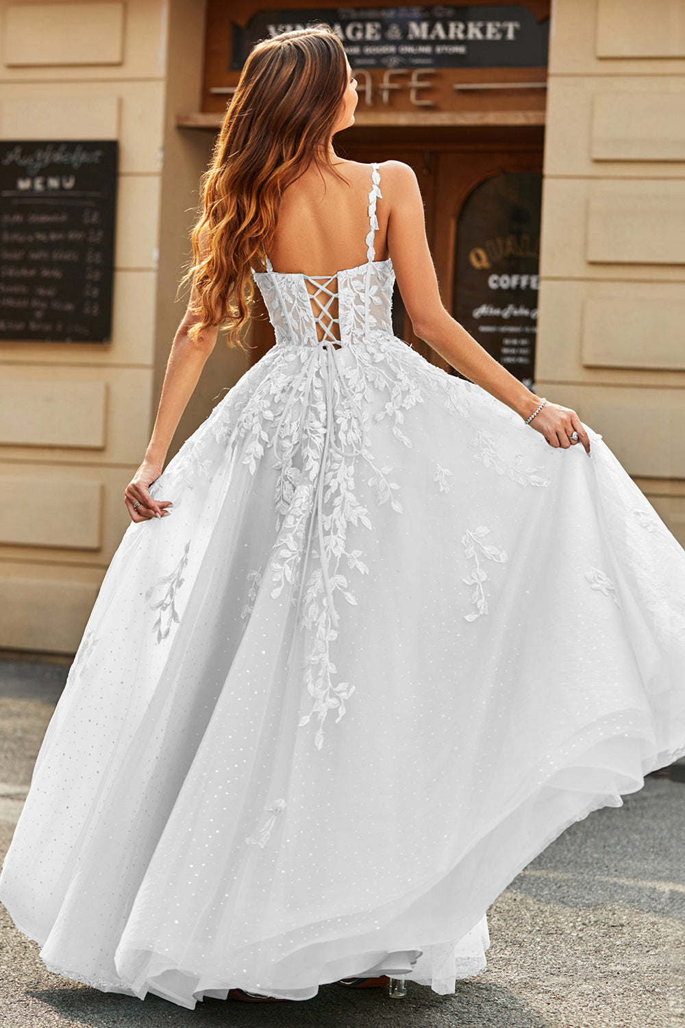 Robe de mariée longue blanche trapèze à manches bouffantes et appliqués