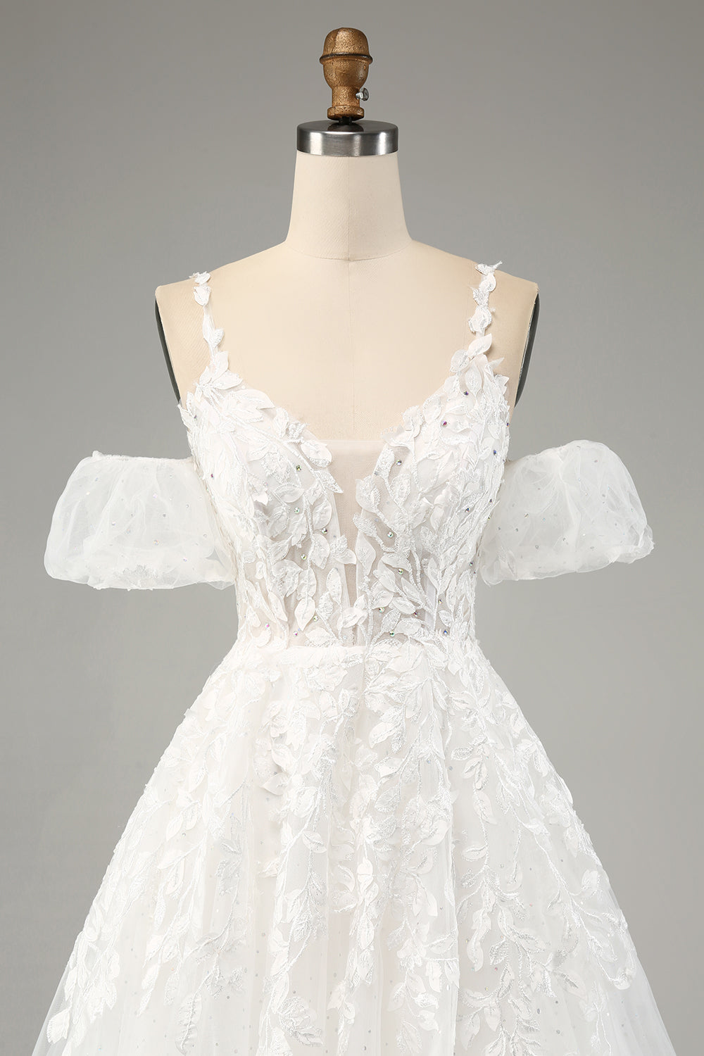Robe de mariée ivoire trapèze en tulle avec bretelles spaghetti et appliques